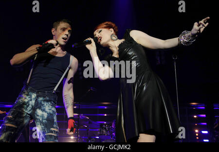 Jake Shears (à gauche) et Ana Matronic, des Scissor Sisters, qui se sont produits à la Brixton Academy de Londres. Banque D'Images