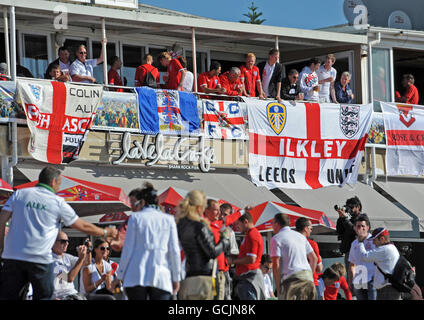 Les fans d'Angleterre se préparent pour le match d'aujourd'hui contre la Slovénie à Port Elizabeth, en Afrique du Sud. Banque D'Images