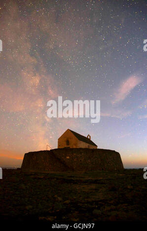 Église St Cwyfans, Milky Way, ciel de nuit, Banque D'Images