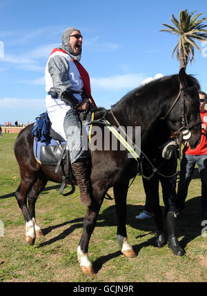 DEX Marshall pose sur un cheval de police alors que les fans d'Angleterre se préparent pour le jeu d'aujourd'hui contre la Slovénie à Port Elizabeth, Afrique du Sud. Banque D'Images