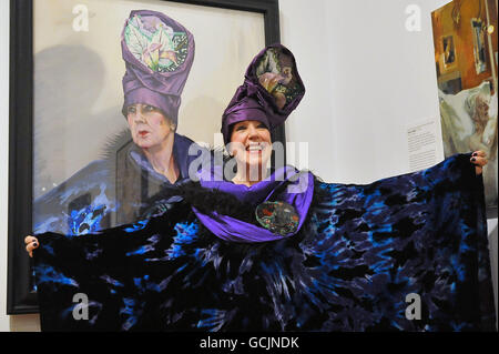 Peintre et romancier Molly Parkin, avec un tableau de l'artiste Darren Coffield, qui est présenté dans le cadre de l'exposition BP Portrait Award 2010, au National Portrait Gallery. Banque D'Images