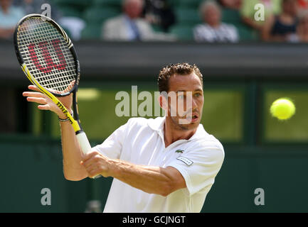 Michael Llodra en France contre Andy Roddick aux États-Unis lors du troisième jour des Championnats de Wimbledon 2010 au All England Lawn tennis Club, Wimbledon. Banque D'Images