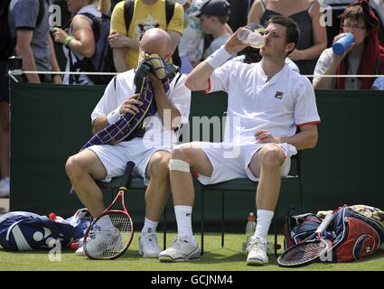 Jamie Delgado (à gauche) et Joshua Goodall (à droite) de Grande-Bretagne prennent une rupture de l'action dans leur double match contre En Espagne, Nicolas Almagro et Santiago Ventura Banque D'Images