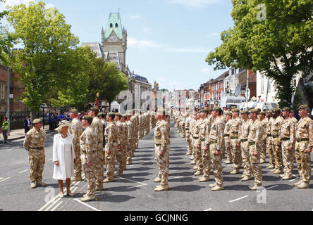 La duchesse de Cornwall inspecte les troupes de la Brigade légère 11 lors d'un défilé de retour à Winchester, où elle s'est adressée aux troupes devant le Guildhall avant d'assister à une cérémonie privée d'action de grâces à la cathédrale de Winchester. Banque D'Images