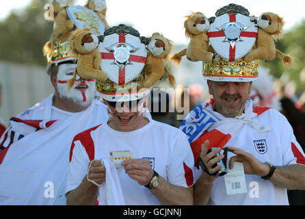 Les fans d'Angleterre se dirigent pour le match d'aujourd'hui contre la Slovénie à Port Elizabeth, Afrique du Sud. Banque D'Images