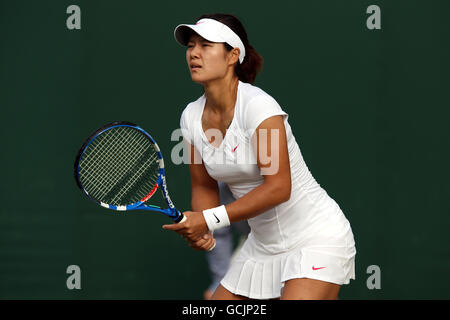 Tennis - Championnats de Wimbledon 2010 - quatrième jour - le club de tennis et de croquet de pelouse de toute l'Angleterre. Na Li de la Chine en action contre Kurumi Nara du Japon Banque D'Images