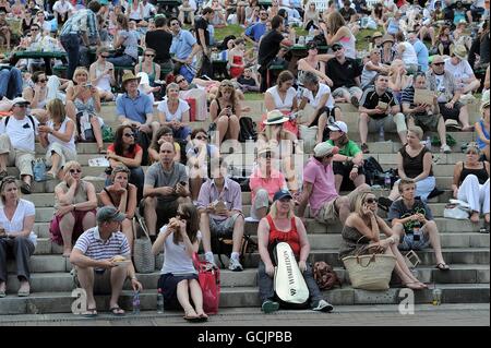 Les fans apprécient le beau temps pendant qu'ils regardent le grand écran sur le support murray Banque D'Images