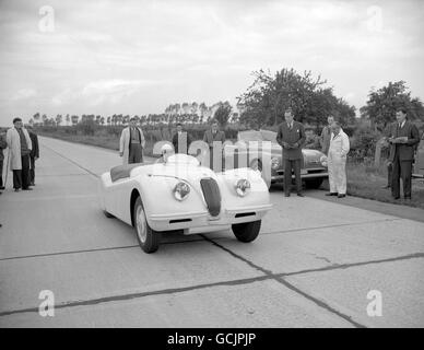 Ron « Soapy » Sutton, le pilote d'essai de Jaguar, dans une Jaguar crème à deux places 25 h.p dans laquelle il a établi un nouveau record mondial de 132 mph sur un mile pour les modèles standard de ce type. Banque D'Images