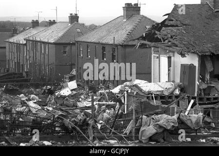 Des débris ont semé des jardins à Lockerbie, après qu'un gros avion de Pan Am s'est écrasé sur le village, tuant les 258 personnes à bord et 17 personnes au sol. Banque D'Images
