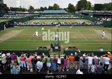 Tennis - Championnats de Wimbledon 2010 - cinquième jour - le club de tennis et de croquet de pelouse de toute l'Angleterre. Vue générale de l'action sur les tribunaux extérieurs Banque D'Images