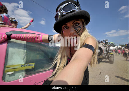 Glastonbury Festival 2010 - vues générales.Des artistes de Trash City au Glastonbury Festival, le premier jour de musique à la ferme digne, Somerset. Banque D'Images