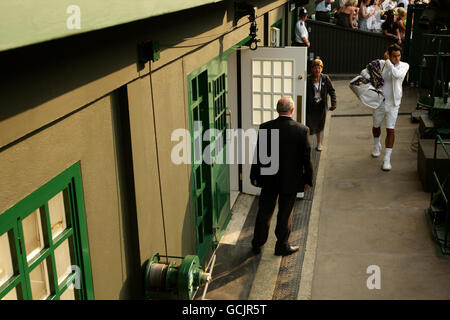 Roger Federer, de Suisse, part après sa victoire sur Arnaud Clement en France lors du cinquième jour des Championnats de Wimbledon 2010 au All England Lawn tennis Club, Wimbledon. Banque D'Images