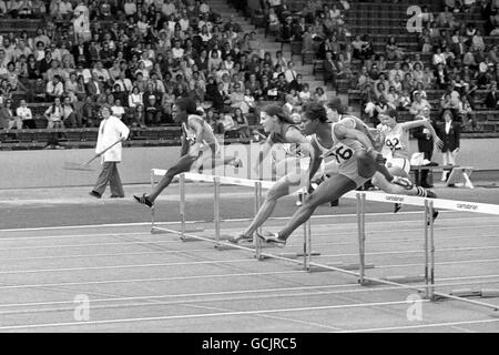 De proches rivaux lors du dernier vol de la finale haies de 100 mètres aux Championnats AAA femmes, Crystal Palace aujourd'hui. La gagnante était Linda Drysdale de Solihull AC (à droite), avec la championne défenderesse Judy Vernon de Mitcham AC (au centre) deuxième et Blondlle Thompson de Birchfield Harriers (à gauche) troisième. Banque D'Images