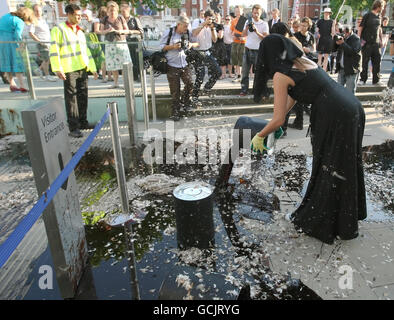 Les manifestants déversent du pétrole et des plumes devant l'entrée de la Tate Britain, à Pimlico, dans le centre de Londres, qui accueille la fête d'été de Tate Britain, dans le cadre d'une protestation contre le parrainage des arts par BP Banque D'Images