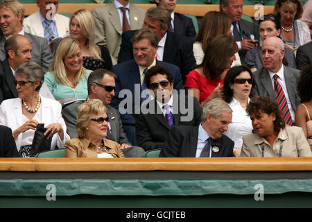 Tennis - Championnats de Wimbledon 2010 - 6e jour - le club de tennis et de croquet de pelouse de toute l'Angleterre.Glenn Hoddle (c), Sir Bobby Charlton, Sachin Tendulkar et Ashley Cooper dans la Royal Box on Center court Banque D'Images