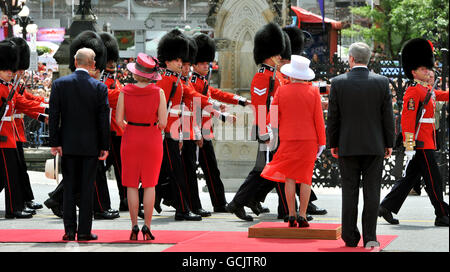La reine Elizabeth II se trouve à côté du premier ministre canadien Stephen Harper, tandis que le duc d'Édimbourg se tient avec Mme Harper, lors d'une marche de la Garde d'honneur à l'extérieur du Parlement canadien, à Ottawa, au Canada. Banque D'Images
