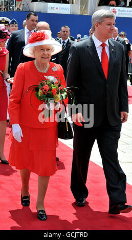 La reine Elizabeth II avec Stephen Harper le premier ministre du Canada à l'extérieur de l'édifice du Parlement après son arrivée aux célébrations de la fête du Canada, à Ottawa, au Canada. Banque D'Images