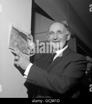 Le professeur Sir Bernard Lovell a photographié à Jodrell Bank, Cheshire, aujourd'hui (dimanche), lorsqu'il a inspecté l'une des photos de la surface de la lune, qui a été publiée par les autorités soviétiques. Les photos sont de Luna 9, le vaisseau russe qui a débarqué avec succès sur la lune la semaine dernière. Banque D'Images