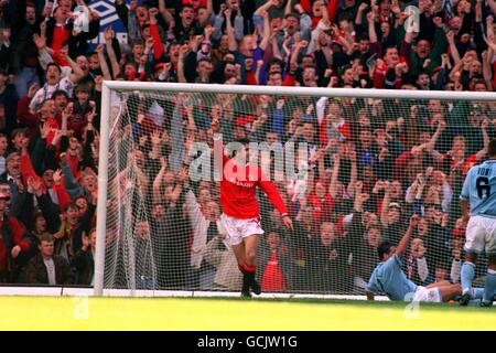 ERIC CANTONA, MANCHESTER UNITED, CÉLÈBRE LE SCORE CONTRE LA VILLE DE MANCHESTER Banque D'Images