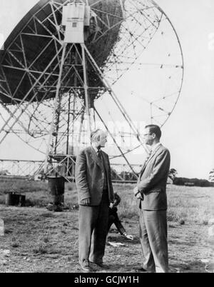 Professeur Sir Bernard Lovell (à gauche), directeur de la station de roadio à Jodrell Bank, Cheshire, Et John Taber, le scientifique en chef américain, prend un air libre à côté du bol de 250 pieds de large du radiotélescope de Jodrell Bank aujourd'hui Staurday) tandis que l'instrument géant suit le chemin de la fusée de lune américaine tiré de Cape Canaveral, Floride. Banque D'Images