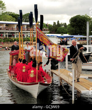 Le Princess Royal arrive en bateau le troisième jour de la régate annuelle Henley Royal à Henley-on-Thames, Oxford. Banque D'Images