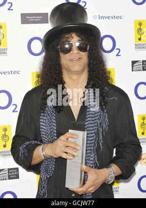 Slash avec son prix Hard Rock Ambassador of Rock au O2 Silver Clef Awards 2010, qui s'est tenu au London Hilton Hotel. Banque D'Images