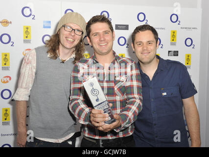 Scouting for Girls (de gauche à droite) Greg Churchose, Roy Stride et Peter Ellard avec leur prix pour le meilleur groupe britannique aux O2 Silver Clef Awards 2010, qui se tiennent au London Hilton Hotel. Banque D'Images