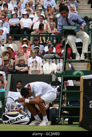 Le Novak Djokovic de Serbie (à gauche) réagit après avoir parlé avec le juge-arbitre Carlos Ramos lors de son match contre Tomas Berdych de la République tchèque lors du onzième jour des championnats de Wimbledon 2010 au All England Lawn tennis Club, Wimbledon. Banque D'Images