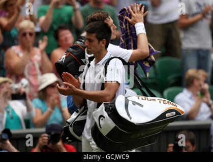 Le Novak Djokovic (à gauche) de Serbie se déroute après avoir été vaincu Par Tomas Berdych (à droite) de la République tchèque dans la partie Mens finale Banque D'Images