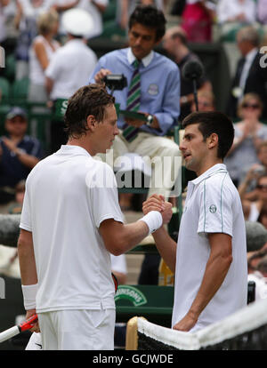 Tomas Berdych (à gauche) de la République tchèque célèbre la victoire sur Novak Djokovic (à droite) de Serbie lors du onzième jour des championnats de Wimbledon 2010 au All England Lawn tennis Club, Wimbledon. Banque D'Images