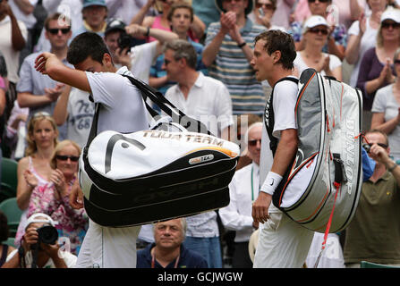 Le Novak Djokovic de Serbie (à gauche) part après sa défaite à Tomas Berdych de République tchèque lors du onzième jour des championnats de Wimbledon 2010 au All England Lawn tennis Club, Wimbledon. Banque D'Images