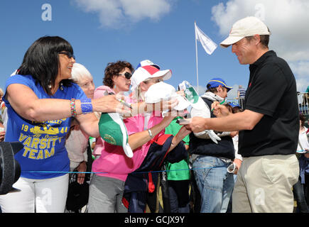 L'acteur Hugh Grant signe des autographes lors du tournoi Pro-Am JP McManus Invitational à Adare Manor Hotel & Golf Resort, Limerick, Irlande. Banque D'Images