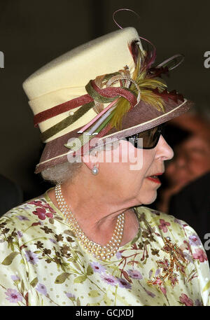 La reine Elizabeth II porte des lunettes 3D pour regarder un film 3D de 1812 Overture, aux Pinewood Studios de Toronto, Canada. Banque D'Images