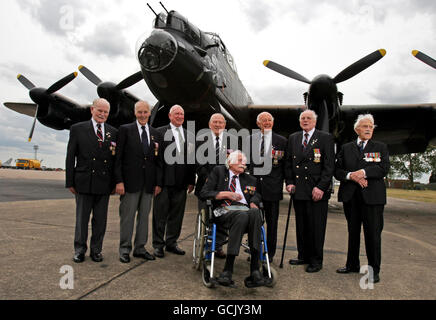 (Rangée arrière, de gauche à droite) Air Gunner Jim Gooding, Air Gunner Jim McGillivay, Air Gunner Harry Irons, Wireless Operator Laurie Godfrey, Navigator Ralph Tyrell, Pilot Tom Payne, Wing Commander Jim Flint et (avant) Flight Engineer Stan Franks, qui sont tous d'anciens bombardiers de Lancaster qui ont été réunis à RAF Coningsby, Dans le Lincolnshire dans le cadre des célébrations du 70e anniversaire de la bataille d'Angleterre. Banque D'Images