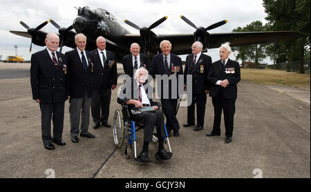 (Rangée arrière, de gauche à droite) Air Gunner Jim Gooding, Air Gunner Jim McGillivay, Air Gunner Harry Irons, Wireless Operator Laurie Godfrey, Navigator Ralph Tyrell, Pilot Tom Payne, Wing Commander Jim Flint et (avant) Flight Engineer Stan Franks, qui sont tous d'anciens bombardiers de Lancaster qui ont été réunis à RAF Coningsby, Dans le Lincolnshire dans le cadre des célébrations du 70e anniversaire de la bataille d'Angleterre. Banque D'Images