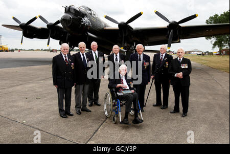 (Rangée arrière, de gauche à droite) Air Gunner Jim Gooding, Air Gunner Jim McGillivay, Air Gunner Harry Irons, Wireless Operator Laurie Godfrey, Navigator Ralph Tyrell, Pilot Tom Payne, Wing Commander Jim Flint et (avant) Flight Engineer Stan Franks, qui sont tous d'anciens bombardiers de Lancaster qui ont été réunis à RAF Coningsby, Dans le Lincolnshire dans le cadre des célébrations du 70e anniversaire de la bataille d'Angleterre. Banque D'Images