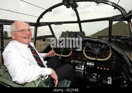 Le pilote de Lancaster Tom Payne est assis dans le poste de pilotage alors qu'il a été réuni avec la ville de Lincoln, bombardier de Lancaster en temps de guerre, à la RAF Coningsby, dans le Lincolnshire. Banque D'Images