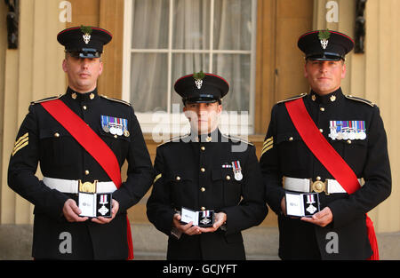 (De gauche à droite) le Sergent Alan Dennis, le caporal Kyle Smith, et le Sergent Marc Giles, tous du régiment mercien, qui ont reçu la croix de galanterie ostentatoire du Prince de Galles lors d'une cérémonie d'investiture à Buckingham Palace, à Londres. Banque D'Images