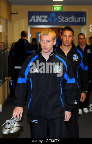 Tony Hibbert et Phil Jagielka (r) d'Everton arrivent au stade ANZ, stade du Sydney FC Banque D'Images