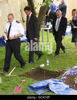 Le surintendant des détectives David Swindle (à droite) et le sergent-détective Graham MacKellar (au centre à gauche) de la police de Strathclyde se joignent à des officiers spécialistes de la police de Sussex qui continuent de fouiller le jardin d'une maison dans Station Road, Portslade, où Peter Tobin vivait autrefois. Banque D'Images