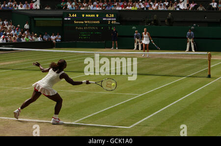 Serena Williams (à gauche) en action contre Petra Kvitova en République tchèque lors du dixième jour des Championnats de Wimbledon 2010 au All England Lawn tennis Club, Wimbledon. Banque D'Images