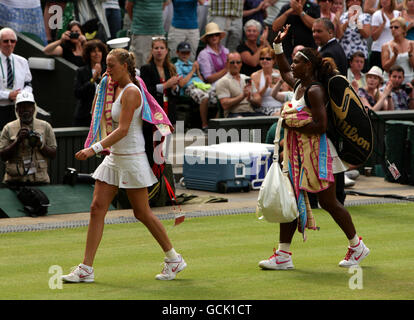 Serena Williams (à droite) aux États-Unis se hante devant la foule à la suite de sa victoire sur Petra Kvitova (à gauche) en République tchèque lors du dixième jour des championnats de Wimbledon 2010 au All England Lawn tennis Club, Wimbledon. Banque D'Images