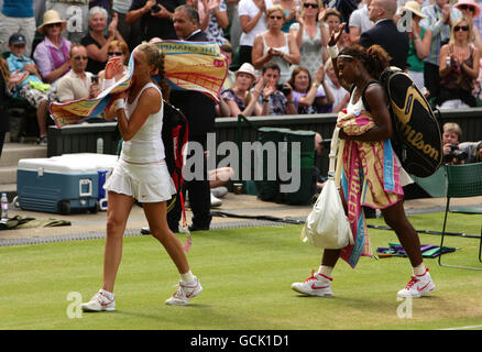 Serena Williams (à droite) aux États-Unis se hante devant la foule à la suite de sa victoire sur Petra Kvitova (à gauche) en République tchèque lors du dixième jour des championnats de Wimbledon 2010 au All England Lawn tennis Club, Wimbledon. Banque D'Images