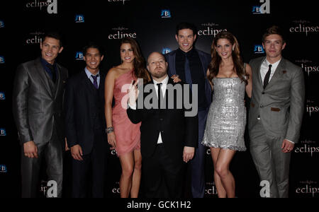 Directeur David Slade (au centre) membres de la troupe (de gauche à droite) Alex Meraz, Booboo Stewart, Nikki Reed, Kellan Lutz, Ashley Greene et Xavier Samuel, alors qu'ils arrivent pour la première de l'éclipse de Twilight Saga, à l'extrémité ouest d'Odeon à Leicester Square, dans le centre de Londres. Banque D'Images