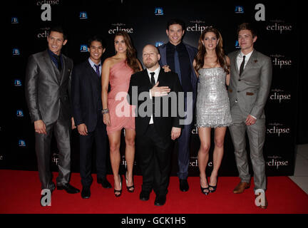 Directeur David Slade (au centre) membres de la troupe (de gauche à droite) Alex Meraz, Booboo Stewart, Nikki Reed, Kellan Lutz, Ashley Greene et Xavier Samuel, alors qu'ils arrivent pour la première de l'éclipse de Twilight Saga, à l'extrémité ouest d'Odeon à Leicester Square, dans le centre de Londres. Banque D'Images