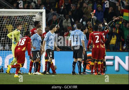 Football - coupe du monde de la FIFA 2010 Afrique du Sud - quart de finale - Uruguay / Ghana - Stade de la ville de football.Luis Suarez (n° 9) d'Uruguay est montré une carte rouge Banque D'Images