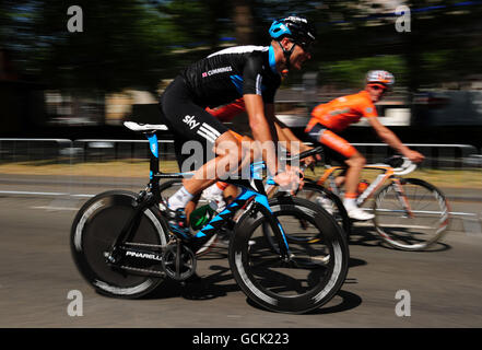 Steve Cummings of the Sky Team en Grande-Bretagne le cours pendant la pratique Banque D'Images