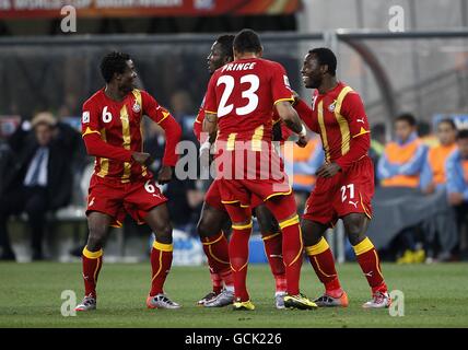 Football - coupe du monde de la FIFA 2010 Afrique du Sud - quart de finale - Uruguay / Ghana - Stade de la ville de football.Sulli Muntari du Ghana (deuxième à partir de la gauche) célèbre avec ses coéquipiers le but d'ouverture du match Banque D'Images