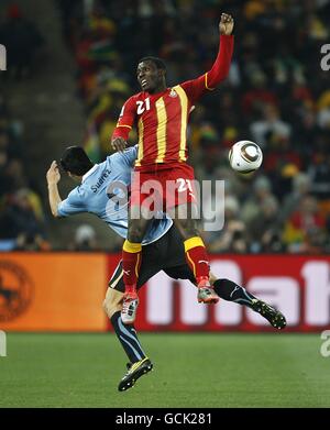 Football - coupe du monde de la FIFA 2010 Afrique du Sud - quart de finale - Uruguay / Ghana - Stade de la ville de football.Kwadwo Asamoah (à droite) du Ghana et Luis Suarez de l'Uruguay se battent pour le ballon Banque D'Images