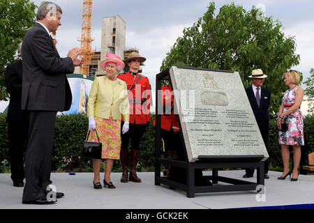 La reine Elizabeth II de Grande-Bretagne se tient à côté du premier ministre canadien Stephen Harper (à gauche), après avoir dévoilé une pierre angulaire du nouveau Musée canadien des droits de la personne, dans le cadre de sa visite à Winnipeg, au Canada. Banque D'Images